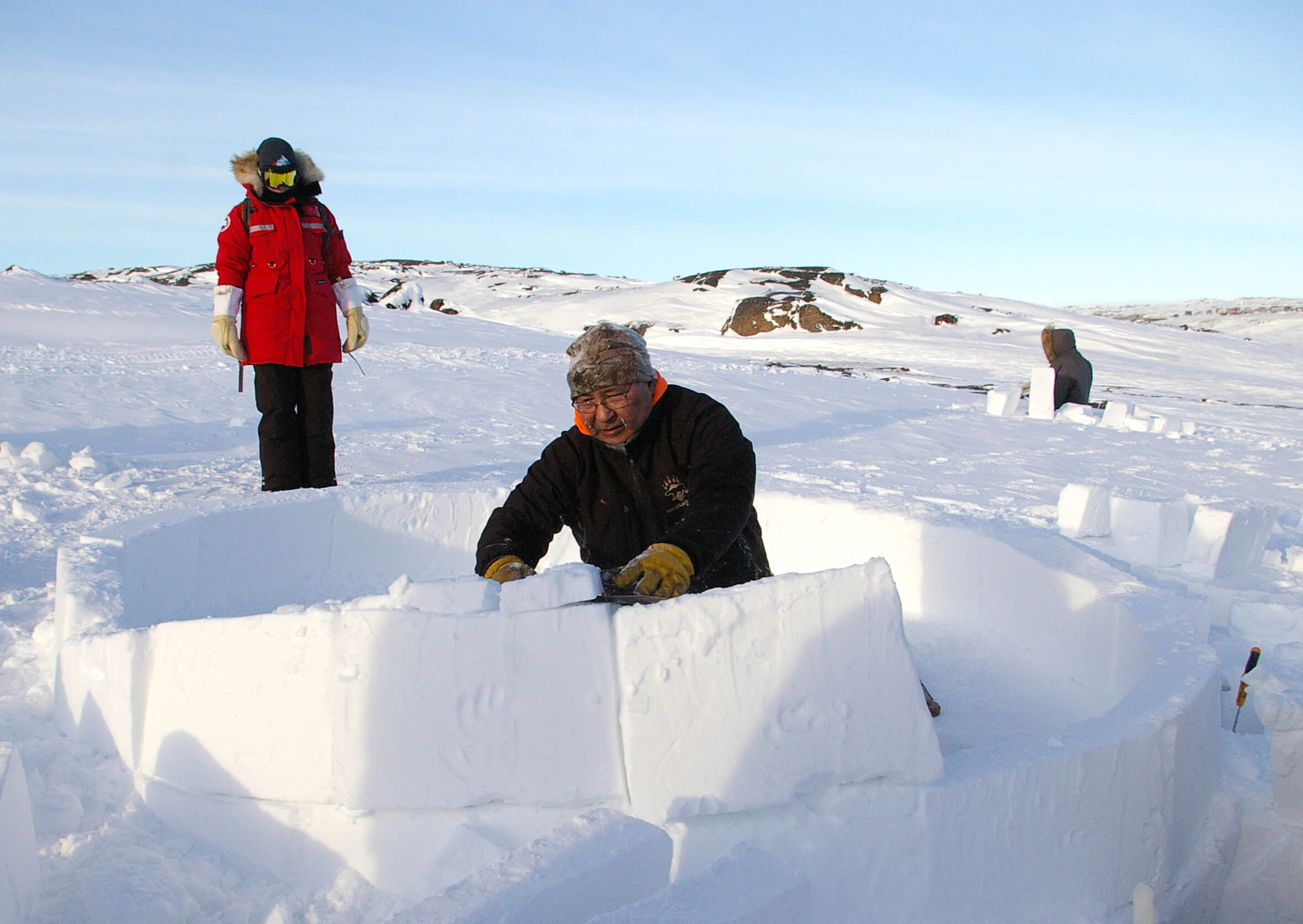  Sentinel North International Arctic Field School - Inuit building an igloo near Iqaluit